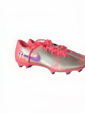 NEW Nike Men’s Pink and Silver Soccer Cleats with Purple Swoosh